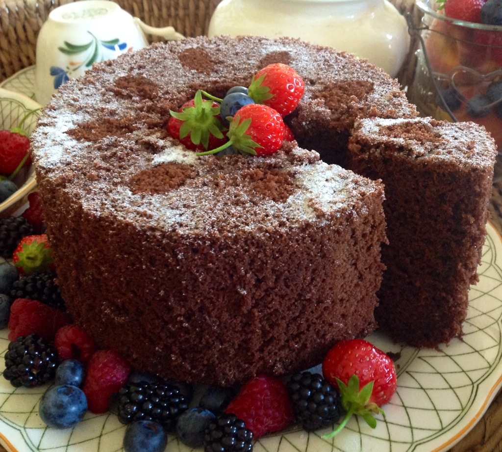 chiffon cake integrale con fragole e cioccolato